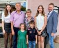 Bild: (gef)
Dem Jubelpaar Martha und Herbert Gaßner aus Witzlricht (Mitte) gratuliert neben den vier Enkeln auch Bürgermeister Alwin Märkl (rechts).