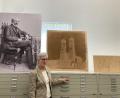 Bild: Sabine Dobel
Forscherin Cornelia Kemp steht im Deutschen Museum in München vor einer vergrößerten Version des wohl ältesten Fotos Deutschlands.