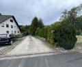 Bild: Andreas Royer
Über diesen Schotterweg im Osten der Sauerzapfstraße könnte eine dritte Zufahrt zum neuen Wohngebiet „Katzenberg Nord“ führen. Anwohner machen sich dafür stark, aber der Sulzbach-Rosenberger Bauausschuss legte sich bereits auf zwei Zufahrten fest.