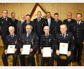 Bild: fdl
Die Feuerwehr Massenricht ernennt vier neue Ehrenmitglieder (sitzend, von rechts): Josef Luber, Leonhard Luber, Herbert Rauch und Wilhelm Fick. Ihnen gratulieren (hinten, von rechts): Kreisbrandinspektor Michael Iberer, Kreisbrandrat Christoph Strobl, Kassier Valentin Rumpler, Bürgermeister Hermann Falk, Zweiter Kommandant Christian Fellner, Zweiter Vorsitzender Thomas Kummer, Pater Alfred Lindner, Schriftführer Hubert Deichl und Erster Kommandant Sebastian Trummer.