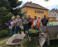 Bild: Anita Hartmann/exb
Mitglieder des Obst- und Gartenbauvereins kümmern sich um den Blumenschmuck (von links): Grete Schwemmer, Thomas Görlich, Vorsitzender Helmut Wegele, Andreas Graf, Norbert Jann, Ingrid Hackel und Georg Nagler.