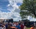 Bild: ror
Das Dreifaltigkeitsfest am Sonntag lockt bei herrlichem Wetter viele Gläubige auf die Muglhofer Höhen, den höchsten Aussichts-Punkt der Stadt Weiden.