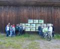 Bild: hme
Die Mitglieder des Vereins für landwirtschaftliche Fachabsolventen (VFL) freuen sich über die neuen Infotafeln. Mit dabei sind Reinhold Witt (rechts), Bürgermeister Gerhard List (Zweiter von rechts), Evi Grünabauer (vorne, Zweite von rechts, grüne Jacke).