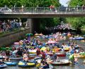 Archivbild: Petra Hartl
Nicht nur die Teilnehmer auf dem Wasser haben ihre Gaudi beim Luftboottreffen in Amberg, sondern auch die Zuschauer entlang der Vils.