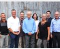 Bild: fdl
Neben den Familienmitgliedern gratuliert auch Bürgermeister Hermann Falk (Zweiter von links) dem Jubilar Ludwig Schlosser (Vierter von links) zum 85. Geburtstag.