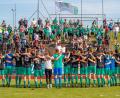 Bild: Alexander Bloch
Die Fans des FC Weiden-Ost feierten in Ruhmannsfelden die Qualifikation für die zweite Runde der Landesliga-Relegation. Am Mittwoch in Parsberg wird erneut ein stimmgewaltiger Weidener Anhang die Mannschaft unterstützen.