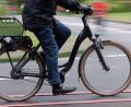 Symbolbild: Friso Gentsch/dpa
Ein Radfahrer fährt mit seinem Pedelec. In Amberg ist ein 28-Jähriger von einem solchen Rad mit unterstützendem Elektromotor gestürzt.