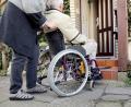 Symbolbild: Mascha Brichta/dpa
Kleine und große Hindernisse erschweren das Leben bei Behinderungen. Mit der Beseitigung von Mängeln im öffentlichen und privaten Raum hat sich der Landkreis Tirschenreuth viel vorgenommen.