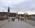 Archivbild: Felix Hörhager/dpa/Archivbild
Tatort Steinerne Brücke. Kommende Woche beginnt die Verhandlung um einen Mordversuch.