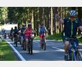 Archivbild: dob
Eine Erinnerung an die NEW-Radltour 2022. Auf der Strecke nach Altentreswitz haben die Radler sogar noch Zeit für einen netten Gruß in Richtung Fotografin.
