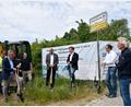Archivbild: Petra Hartl
Ende Mai 2023 herrschte noch gute Stimmung: Vor genau einem Jahr traf sich der damalige Bürgermeister Michael Göth (Zweiter von links) zum Spatenstich mit DGA-Geschäftsführer Rainer Piroth. Doch die Tiefbaufirma ist auf Tauchstation, auch ihr Chef Piroth ist seit Monaten nicht mehr für Anfragen erreichbar.