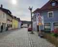 Bild: rti
In Bad Neualbenreuth wird mit großen Hinweistafeln an der Straße vom Marktplatz (Bild) Richtung Tirschenreuther Straße auf die Sperrung der Staatsstraße 2174 hingewiesen.