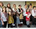 Bild: Heike Unger
Im Amberger Sozialzentrum der Caritas Amberg-Sulzbach feierten Ukrainer den "Tag von Wyschywanka". Die Idee dazu hatte die gebürtige Ukrainerin Irina Huber (hinten, Vierte von links).