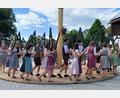 Bild: u
Traditioneller Höhepunkt ist das Baumaustanzen durch die 18 Kirwapaare. Unter anderem legen sie einen perfekten Sterntanz aufs Parkett, für den es Riesenbeifall gab.