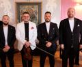 Bild: do
Der Geiger Lajos Sárközi Junior (Zweiter von links.) steht mit seiner Kapelle für die alte Tradition der Roma-Musik. Am Sonntag schöpfte das Ensemble in Speinshart aus einem imponierenden Repertoire ungarischer Volksmusiktradition. Für das Publikum im überfüllten Musiksaal des Klosters Speinshart ein köstlicher Musiknachmittag mit feurigem Programm.