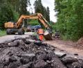 Bild: Stephan Huber
Nachdem das Wasser eine Straße im Hainthal unterspült hat, wird sie aktuell repariert.