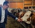Bild: wrl
Auf Tuchfühlung: Cem Özdemir beim Hofrundgang in Irrenlohe.