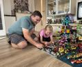 Bild: Dominik Mark
Matthias Vogl aus Neustadt/WN mit seiner achtjährigen Tochter Marie – und der Ninjago-Stadt. Die wird er auch bei der Lego-Messe zeigen.