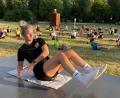 Archivbild: Heike Unger
Ein bisschen Bewegung in der Abendsonne, zum Start in den Feierabend: Jenni Hermann leitete das Power-Workout bei der Premiere von "Fit in den Feierabend" im vergangenen Jahr.