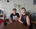 Bild: kaz
Barbara Udvari (links) und Renate Pressler besprechen die anstehende Vernissage im Kulturcafé Kemnath.