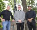 Bild: bey
Der Abschied von Pater John Gali (rechts) und die Übernahme seiner Aufgaben durch Pater Thomas Mühlberger (links) ist nahtlos verlaufen. Stadtpfarrer Adam Karolczak (Mitte) zeigte sich darüber sehr erfreut, zugleich aber auch, dass mit Ruhestandspfarrer Wolfgang Häupl und dessen Einzug ins Pfarrhaus Waidhaus eine weitere personelle Verstärkung kommt.