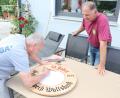 Bild: mrr
Malermeister Johann Frind (links) fertigt die Festscheibe, die am Sonntag, 16. Juni, vergeben wird. Erster Schützenmeister Heiner Graf ist auf das Motiv gespannt, das Schirmherr Hans Ram als Stifter der Scheibe festgelegt hat.