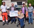 Bild: bö
Den Spendenscheck über 1000 Euro überreichen die Landfrauen aus dem Gemeindebereich Hohenburg den Ersthelfern vor Ort der Gruppe Hirschwald (von links): Benjamin Wood, Hans Seitz, Edeltraud Seitz, Margarete Schießl und Georg Reis.