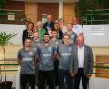 Bild: egl
Die Zweite Mannschaft des TSV Kümmersbruck steigt das erste Mal in der Vereinsgeschichte auf. Diesen Erfolg würdigt Bürgermeister Roland Strehl (vorn, rechts) mit einem Empfang im Rathaus.