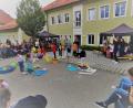 Bild: gz
Die Buben und Mädchen der katholischen Kindertageseinrichtung bekommen von den Zuschauern viel Beifall.