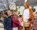 Bild: mfh
Für die Kinder ist es der Osterhase, für manche Erwachsene Alfons Wanninger. Seit Samstag ist der Mutter-Kind-Brunnen in der Theordor-Heuss-Straße wieder festlich geschmückt. Nächstes Wochenende herrscht dort Festbetrieb.