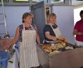 Bild: gi
Beim Holunderfest werden die leckeren Kücheln frisch herausgebacken.