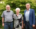 Bild: bö
Goldene Hochzeit feiern Anneliese und Günther Bauer. Dazu gratuliert auch Zweiter Bürgermeister Mathias Huger (rechts).