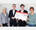 Bild: Stefan Landgraf
Organist Tom Zilbauer (Zweiter von links) und Bariton Raphael Ernst (Zweiter von rechts) überreichen an Brigitte Krause (rrechts), Geschäftsführerin der „Stiftung Sonnenblume“, und an Daisy Brenner (links), der stellvertretenden Aufsichtsratsvorsitzenden des Heilpädagogischen Zentrums (HPZ) Irchenrieth, den Spendenscheck über 1100 Euro.