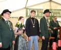 Bild: Sarah Schoefl/exb
Gekürt wurden die neuen Würdenträger der Tell-Schützen in Hundsbach. Von links Zweiter Schützenmeister Uwe Friedrich, Schützenliesl Sydney Kraus, Jugendkönig Leonhard Kraus, Schützenkönig Lukas Schicker und am Rednerpult Schützenmeister Bernhard Ernstberger.