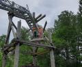 Bild: Christl Schemm/fph
Seit 2003 komplettierte der Nachbau eines Förderturms die Informationsstelle für Bergbau und Geologie an der ehemaligen Zeche „Kleiner Johannes“ in Arzberg. Da der Turm morsch war, haben ihn Mitglieder der Feuerwehr Arzberg dieser Tage abgerissen.