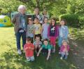 Bild: Sigrid Zylowski/exb
Die AKV-Spende gaben Rita Götz und Lydia Berner bei Kindergarten-Leiterin Sigrid Zylowski und einigen Kindern ab.