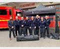 Bild: Feuerwehr Neustadt/WN/exb
Der Vorstand der Feuerwehr Neustadt zusammen mit Bürgermeister Sebastian Giering (lLinks) bei der Übergabe der Pavillons.
