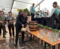 Bild: aub
Schirmherr und Bürgermeister Frank Zeitler durfte das erste Fass Fuchsberger Festbier anzapfen.