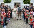 Bild: jr
Lena Nemsow und Maximilian Schicker nach der Trauung beim Verlassen des alten Rathauses in Mitterteich: Es warteten im Ehrenspalier unter anderem zahlreiche Mitglieder der Feuerwehr Mitterteich.