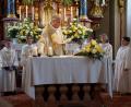 Bild: edo
Sechs Kinder erleben ihre feierliche Erstkommunion in der Johannes- Kirche in Oberbibrach. 
Von Pater Adrian empfingen sie zum ersten Mal die Hostie, was nach der Taufe das zweite Einführungssakrament darstellt.