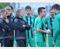 Bild: A. Schwarzmeier
Nach der 1:3-Niederlage in Parsberg schauten die Spieler des FC Weiden-Ost betreten drein. Trainer Josef Dütsch (Fünfter von rechts) glaubt, dass seine Mannschaft im Rückspiel beherzter und mutiger auftreten wird