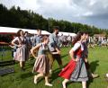 Bild: no
Warmlaufen auf dem Sportplatz: Beim Kirchweihauftakt des SV Illschwang absolvierten die 20 Kirwapaare ihren ersten öffentlichen Auftritt.