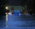 Bild: Bernd März/dpa
Ein Fahrzeug steht von Wasser umgeben auf einer überfluteten Straße am Bodensee.