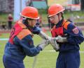 Bild: kro
Johanna Weiß (links) und Emma Peter aus Tirschenreuth beim Ankuppeln des Strahlrohrs.