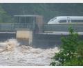 Symbolbild: Stefan Puchner /dpa
Ein ICE fährt an einer Schleuse an der Donau vorbei, aus der das Wasser sprudelt. Nach den ergiebigen Regenfällen der letzten Tage wird Hochwasser erwartet. +++ dpa-Bildfunk +++