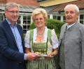 Bild: gf
Diamantene Hochzeit im Hause Belmer: Bürgermeister Franz Badura (links) gratuliert Sieglinde und Erwin Belmer.