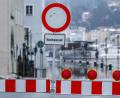 Bild: Armin Weigel/dpa
Eine vom Hochwasser der Donau Überschwemmte Straße ist gesperrt.