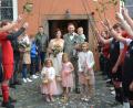 Bild: jr
Nina Haberzett-Oppl und Patrick Oppl (mit Sohn Konrad) beim Verlassen der Kreuzbergkirche. Begleitet wurden sie (von links) von Blumenmädchen Rosalie, Tochter Ida und Blumenmädchen Anna.