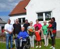 Bild: gi
Maria Rappl (mit Blumenstrauß) feiert 85. Geburtstag im Kreise ihrer Familie und Verwandten. Dazu gratulieren Bürgermeister Helmut Meindl, Sohn Wolfgang, ihr Mann Hans, Pfarrer Udo Klösel, Tochter Christine, Schwester Erna und Enkel Stefans Frau Tendo (von links) mit den Urenkeln.