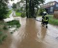 Bild: Feuerwehr Floß/exb
Die Feuerwehr Floß rückte seit Fronleichnam mehrmals in den Flosser Ortsteil Hardtheim aus. Die starken Regenfälle sorgten für überschwemmte Fahrbahnen und Gehwege.